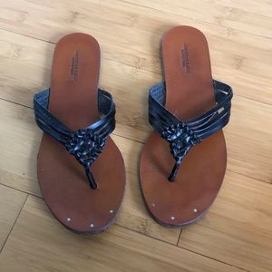 American eagle black strap flip flops